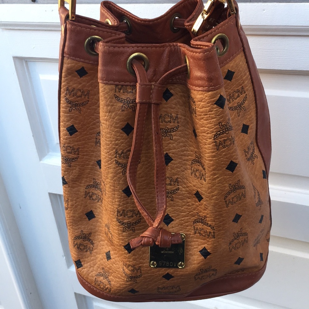 Mcm bucket bag (includes dust bag and cards)